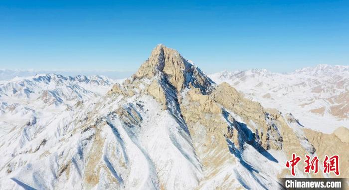 圖為山川被白雪覆蓋。　都蘭縣融媒體中心供圖