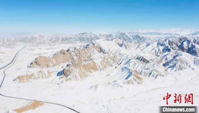 圖為無人機(jī)航拍高原雪景?！《继m縣融媒體中心供圖