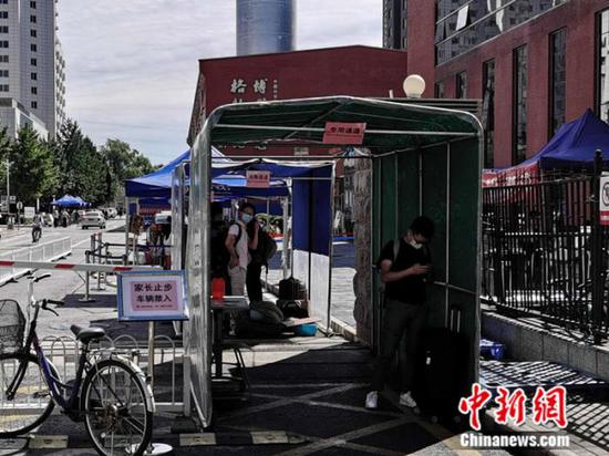 中國科學院大學校門外，豎立著“家長止步”的提示牌。 中新網(wǎng) 張尼 攝
