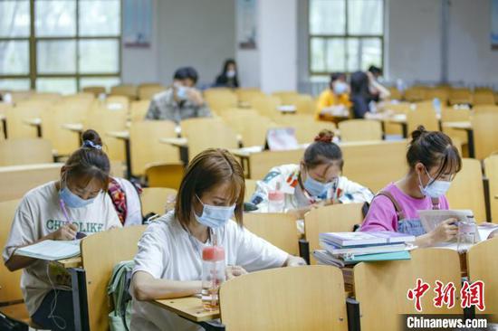 資料圖：學生在圖書館自習室內學習。　劉宵華 攝