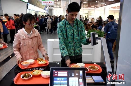 資料圖：某高校食堂學生在打飯。中新社記者 韓蘇原 攝