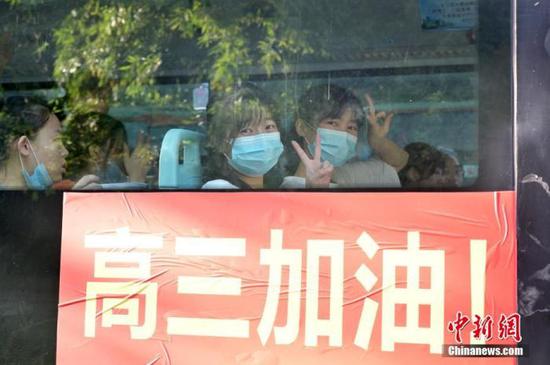 資料圖：2020年7月，廣西南寧沛鴻民族中學(xué)內(nèi)，高三學(xué)生乘坐高考專車前往考點。 中新社記者 俞靖 攝
