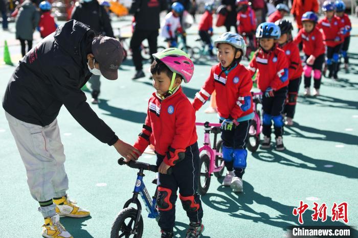 圖為拉薩市實(shí)驗(yàn)幼兒園孩子們?cè)诮叹毜闹笇?dǎo)下練習(xí)滑步車?！『闻罾?攝