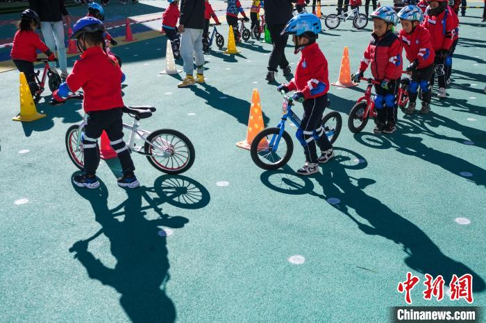 圖為拉薩市實(shí)驗(yàn)幼兒園孩子們正在練習(xí)滑步車?！『闻罾?攝