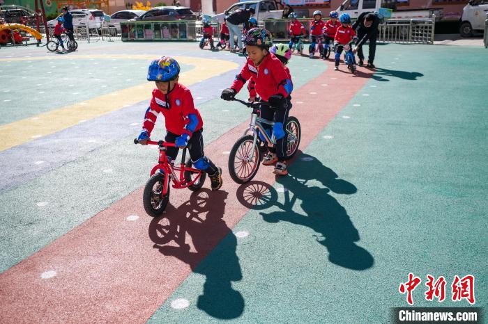 圖為拉薩市實(shí)驗(yàn)幼兒園孩子們正在練習(xí)滑步車?！『闻罾?攝