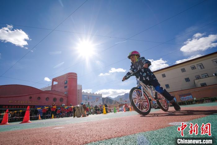 圖為拉薩市實(shí)驗(yàn)幼兒園孩子們正在練習(xí)滑步車?！『闻罾?攝