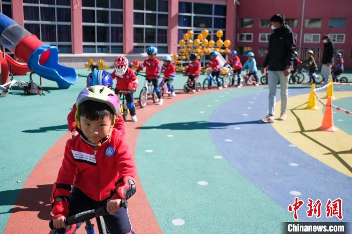 圖為拉薩市實(shí)驗(yàn)幼兒園孩子們?cè)诮叹毜闹笇?dǎo)下練習(xí)滑步車?！『闻罾?攝