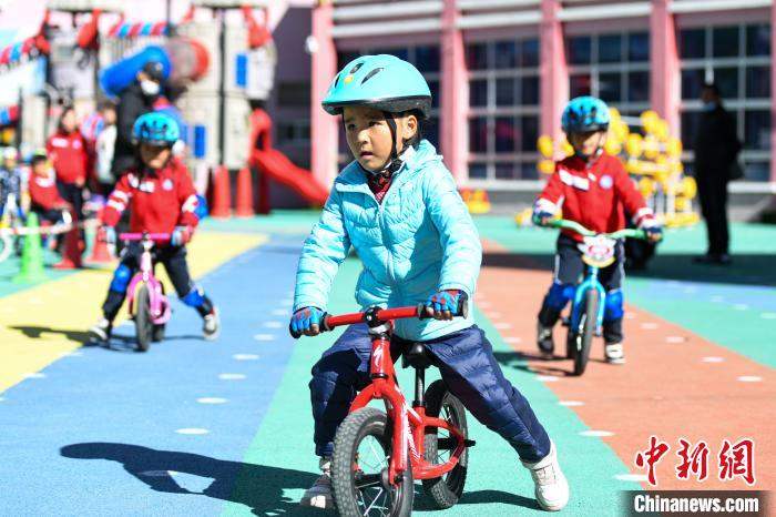 圖為拉薩市實(shí)驗(yàn)幼兒園孩子們正在練習(xí)滑步車?！『闻罾?攝