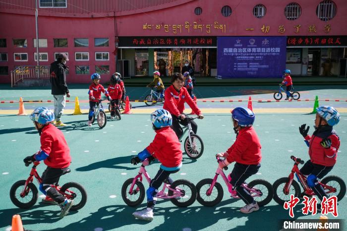 圖為拉薩市實(shí)驗(yàn)幼兒園孩子們正在練習(xí)滑步車?！『闻罾?攝