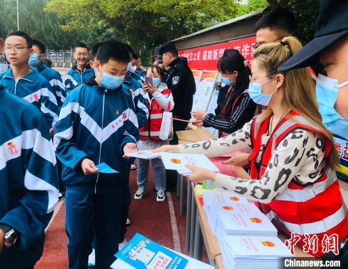 圖為西寧市法制宣傳進校園?！∥鲗幨谐俏鲄^(qū)供圖