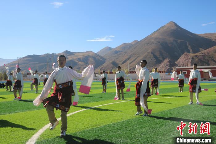 圖為青海師范大學(xué)附屬玉樹實(shí)驗(yàn)學(xué)校學(xué)生在綠茵場跳起囊謙古舞—卓根瑪?！〕逃?攝