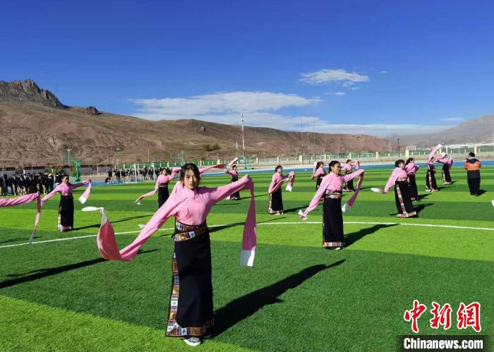 圖為青海師范大學(xué)附屬玉樹實(shí)驗(yàn)學(xué)校學(xué)生在綠茵場跳起囊謙古舞—卓根瑪?！“讋?攝