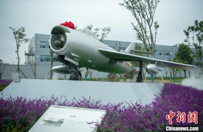 園林式戰(zhàn)斗機(jī)博物館內(nèi)展示的“殲5甲”飛機(jī)。　劉忠俊 攝