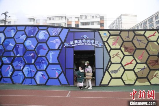 圖為西寧市第一中學(xué)濕地科普宣教館?！±罱瓕?攝