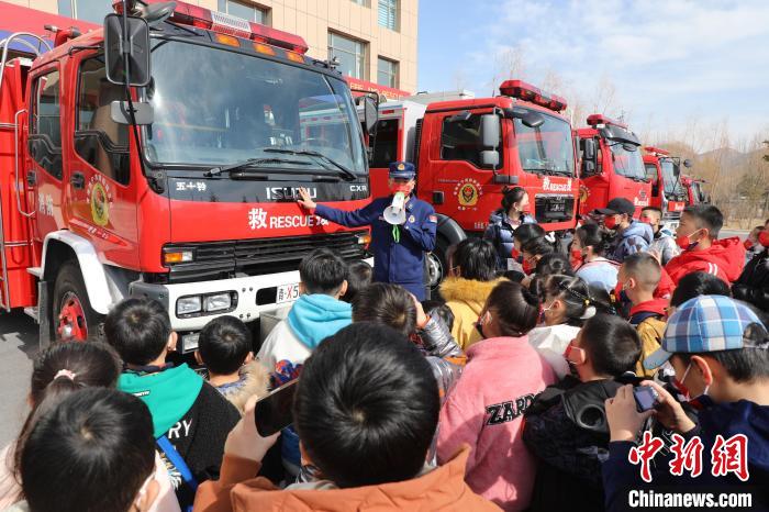 圖為消防員向小朋友們講解消防車?！铨埥?攝