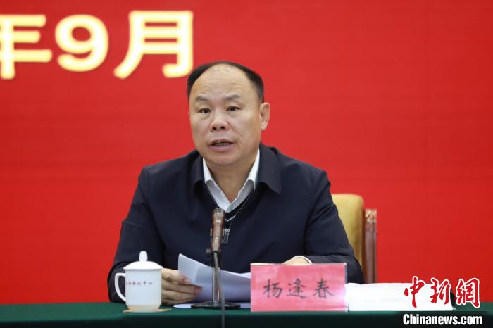 圖為青海省副省長(zhǎng)楊逢春主持會(huì)議并講話?！『F龍 攝
