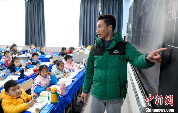3月14日，西藏拉薩市第一小學藏語文老師拉巴次仁在課堂上?！±盍?攝