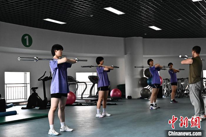 圖為全國青少年女排在天津進行集訓?！√旖蝮w育學院供圖