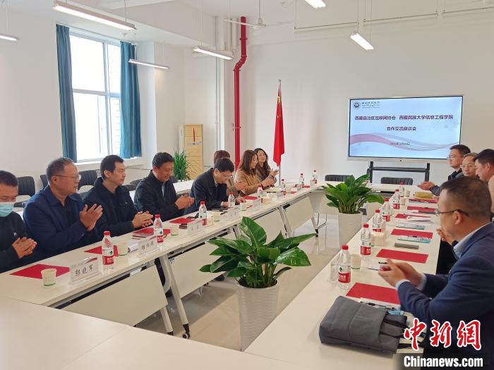 圖為座談會(huì)議現(xiàn)場?！「裆?攝