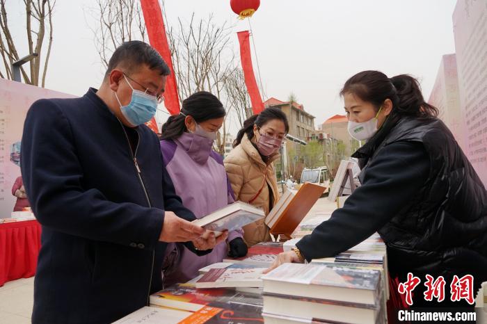 圖為民眾在活動現場購書。　馬銘言 攝