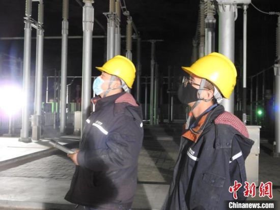 圖為5月10日凌晨，國(guó)網(wǎng)青海檢修公司柴達(dá)木換流站運(yùn)維人員在進(jìn)行柴拉直流系統(tǒng)停電操作?！∫杂?攝