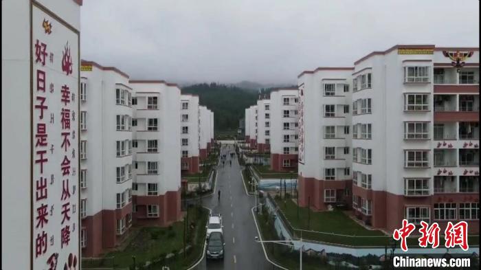 越西縣最大的易地扶貧搬遷安置點——城北感恩社區(qū)。　何浠 攝