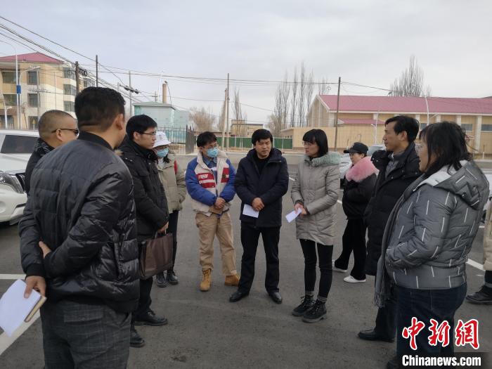 圖為青海大學(xué)工作人員正在現(xiàn)場考察該項目進(jìn)行情況?！±罱瓕?攝