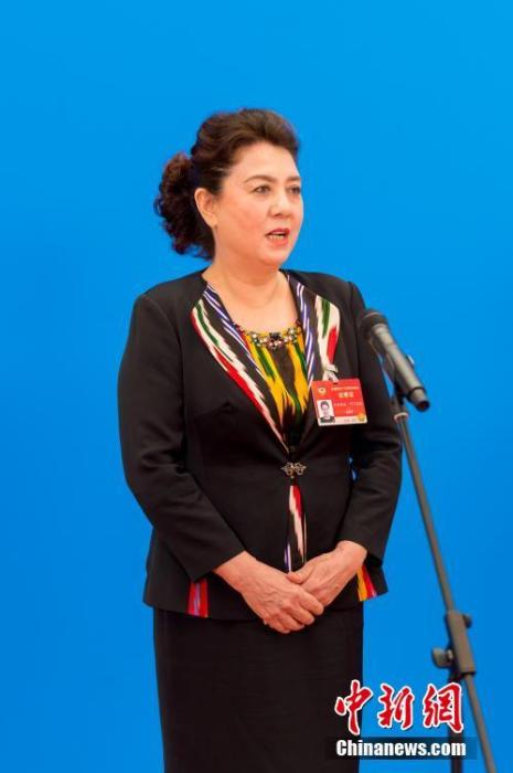 3月10日，全國政協(xié)十三屆四次會議第三場“委員通道”采訪活動在北京人民大會堂新聞發(fā)布廳舉行。圖為全國政協(xié)委員古麗帕麗·阿不都拉通過網(wǎng)絡(luò)視頻方式接受媒體采訪。<a target='_blank' ><p  align=
