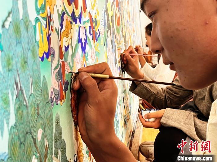圖為畫師繪畫唐卡?！●R文莉 供圖
