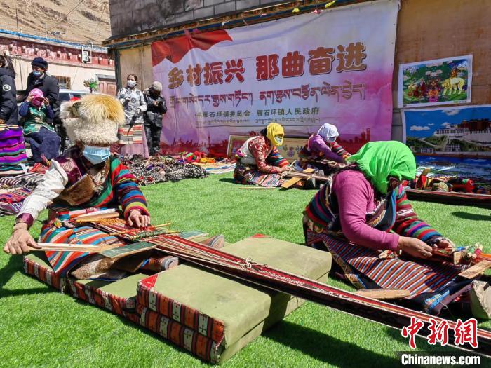 圖為2022年，安多縣雁石坪鎮(zhèn)“鄉(xiāng)村振興那曲奮進”編織技藝比賽現(xiàn)場。資料圖 那曲市“鄉(xiāng)村振興 那曲奮進”活動辦供圖