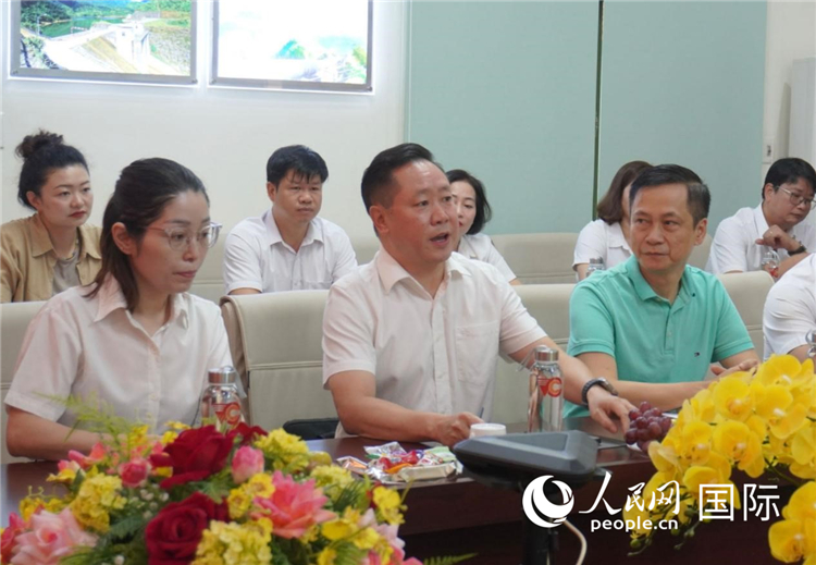 越中電力公司董事長(zhǎng)李志雄（前排左二）介紹越南電力情況。葛沙莎攝