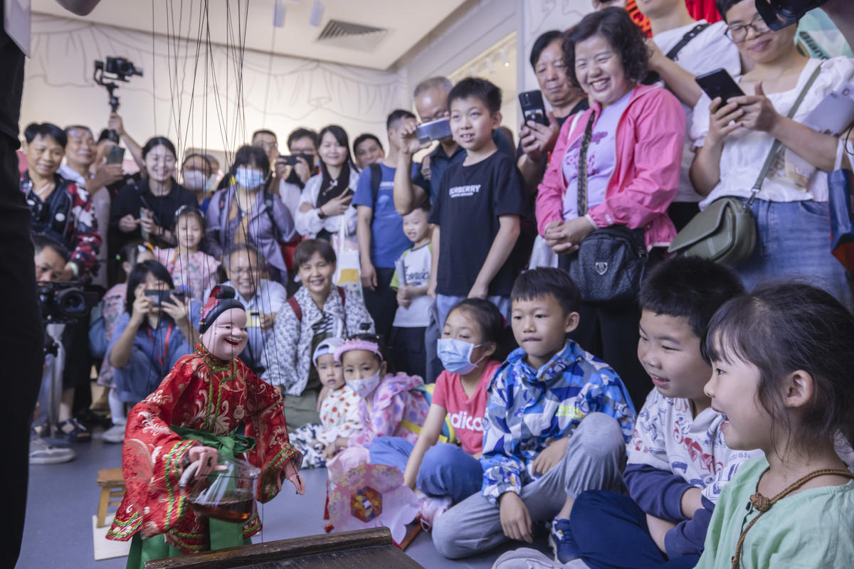 5月1日，廣州市白鵝潭大灣區(qū)藝術(shù)中心非物質(zhì)文化遺產(chǎn)館內(nèi)，精彩的梅縣提線木偶戲表演吸引了眾多游客駐足觀賞。 來(lái)源：人民圖片網(wǎng)