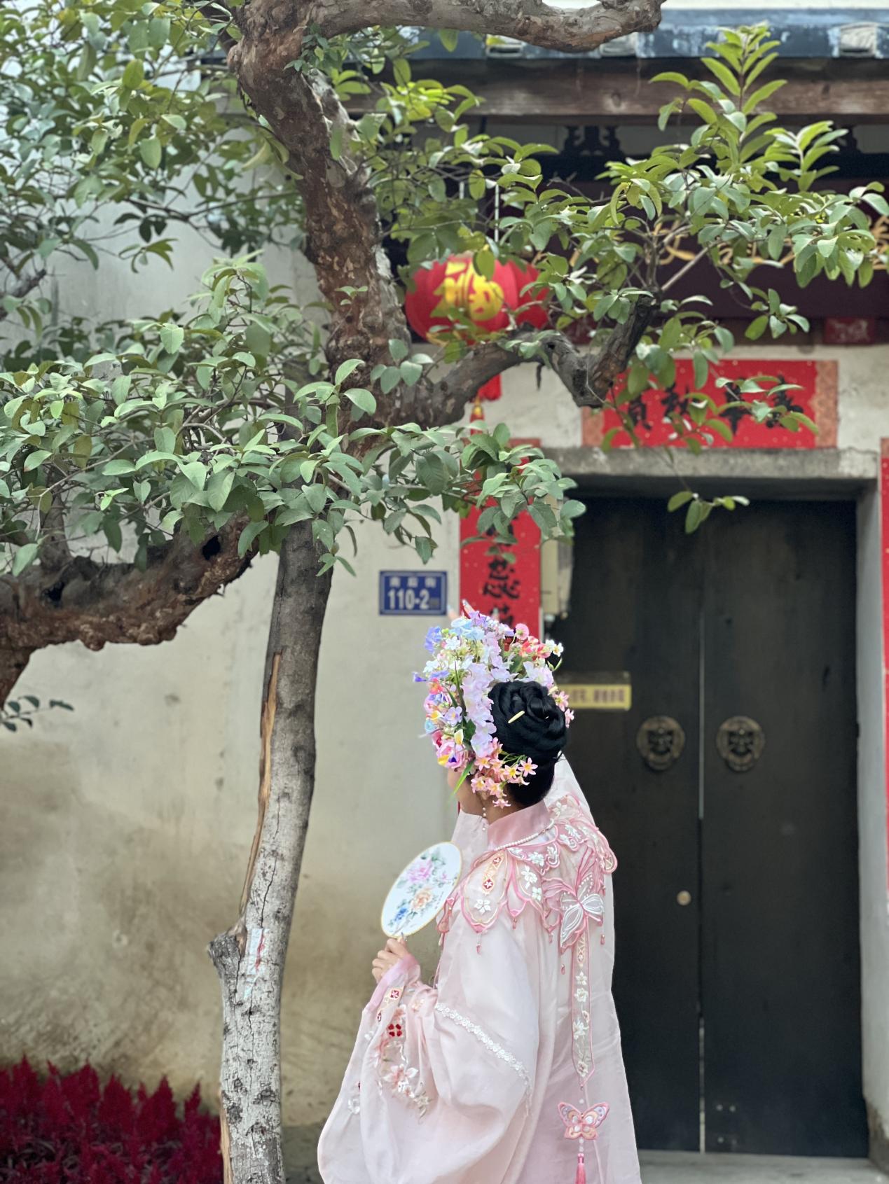 福建泉州，頭戴簪花的游客正拍照留念。人民網(wǎng) 歐陽(yáng)易佳攝