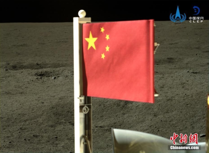 6月4日,中國國家航天局公布了嫦娥六號探測器在月球背面的五星紅旗展示影像。鮮艷的五星紅旗再次閃耀月球,這也是中國首次在月球背面獨立動態(tài)展示國旗。<a target='_blank' href='/'><p align=