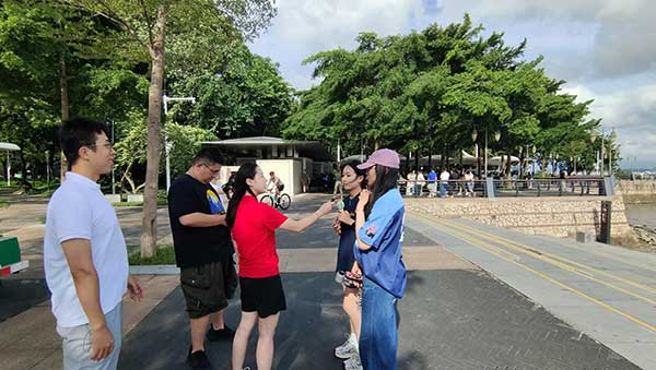 人民網(wǎng)記者采訪紅樹(shù)林公園游客。人民網(wǎng)記者 李彤?dāng)z