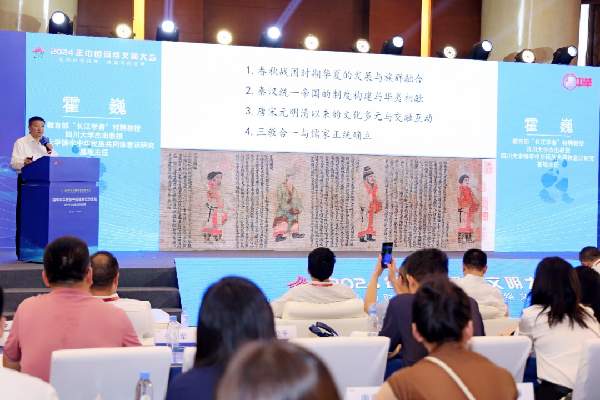 講好中華民族共同體故事，讓網(wǎng)絡(luò)“連心”更“聚心”