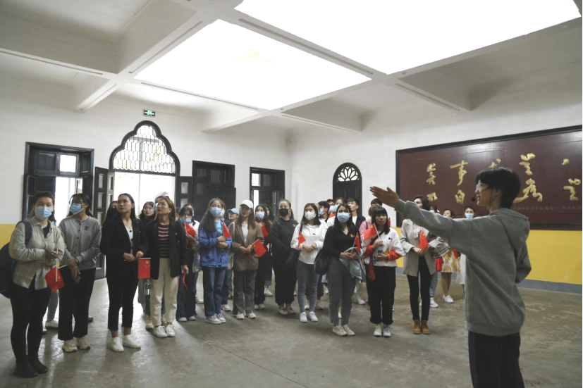 2021年5月20日，在喜迎中國共產(chǎn)黨建黨100周年之際，我校開展了少數(shù)民族學生“學黨史、感恩黨、跟黨走”紅色研學活動。