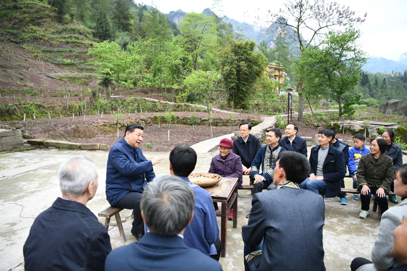 2019年4月15日至17日，中共中央總書記、國家主席、中央軍委主席習(xí)近平在重慶考察，并主持召開解決“兩不愁三保障”突出問題座談會。這是4月15日下午，習(xí)近平在石柱土家族自治縣中益鄉(xiāng)華溪村同村民代表、基層干部、扶貧干部、鄉(xiāng)村醫(yī)生等圍坐在一起，共話脫貧攻堅(jiān)。新華社記者 謝環(huán)馳 攝