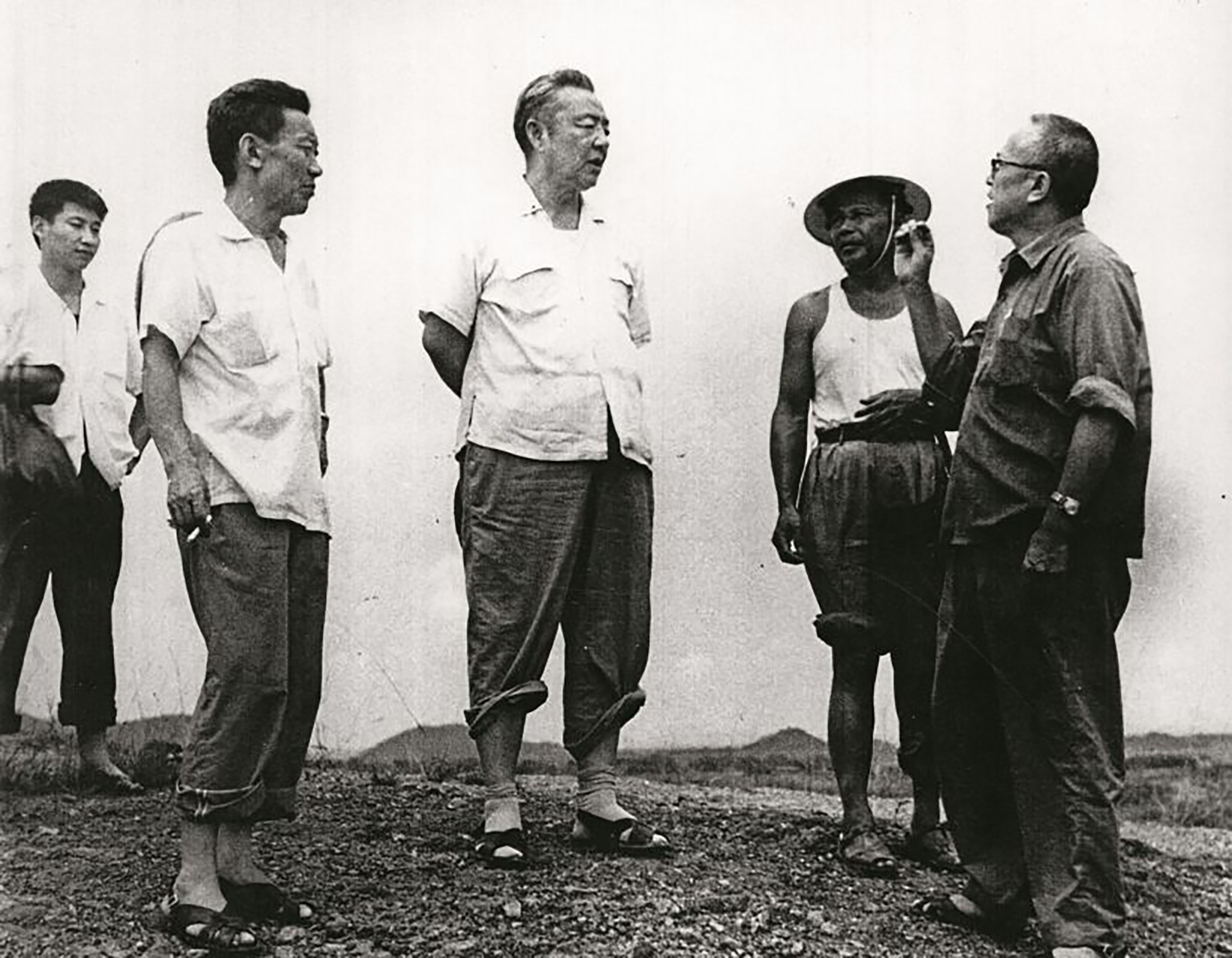 1978年8月5日，習(xí)仲勛（中）在廣東惠陽地區(qū)調(diào)研。左二為廣東省委農(nóng)村工作部副部長杜瑞芝，右一為惠陽地委書記李富林。 左一為當時正在清華大學(xué)暑期的習(xí)近平。