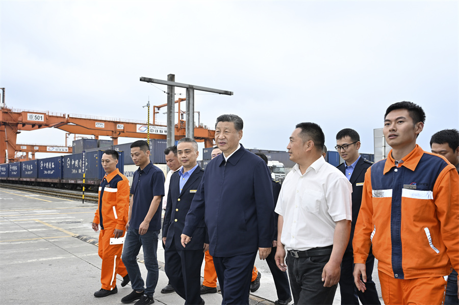 2024年4月22日至24日，中共中央總書記、國家主席、中央軍委主席習(xí)近平在重慶考察。這是22日下午，習(xí)近平在重慶國際物流樞紐園區(qū)重慶鐵路集裝箱中心站，同貨車司機(jī)、列車司機(jī)、裝卸工人、場站管理人員等親切交流。新華社記者 岳月偉 攝