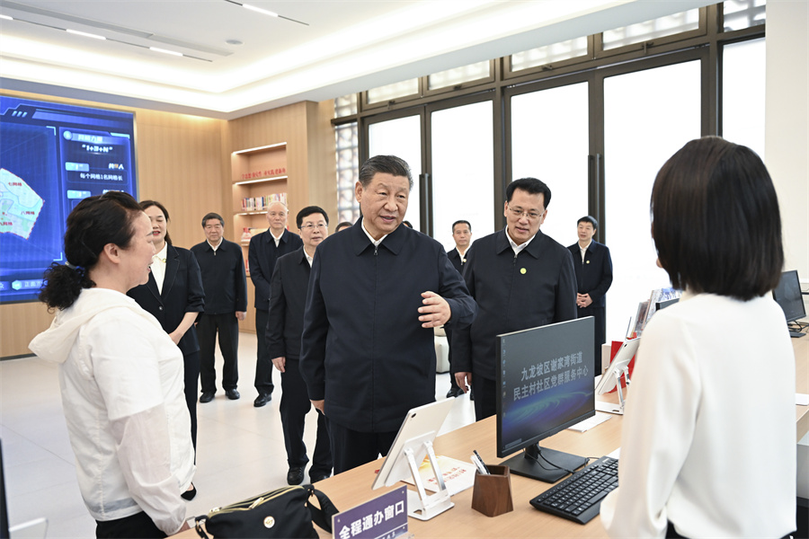 2024年4月22日至24日，中共中央總書記、國家主席、中央軍委主席習(xí)近平在重慶考察。這是22日下午，習(xí)近平在九龍坡區(qū)謝家灣街道民主村社區(qū)考察。新華社記者 謝環(huán)馳 攝