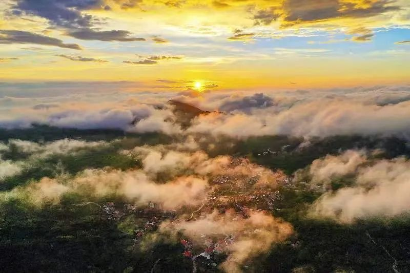 圖為云霧繚繞的軍營村，群山盡翠，紅瓦掩映。廈門市委宣傳部供圖