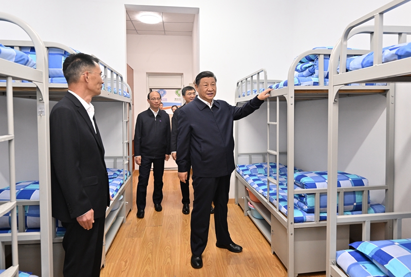 2024年6月18日下午，習(xí)近平總書記在青海果洛西寧民族中學(xué)宿舍樓察看學(xué)生住宿條件。