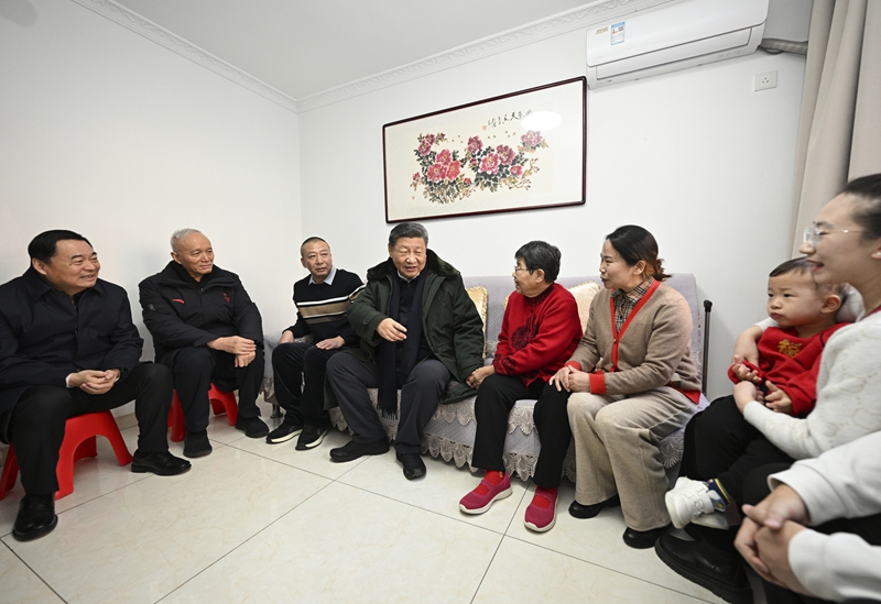 2025年1月23日上午，習(xí)近平總書記在遼寧沈陽大東區(qū)長安街道長安小區(qū)考察時，走進(jìn)居民郎素蘭家中看望。
