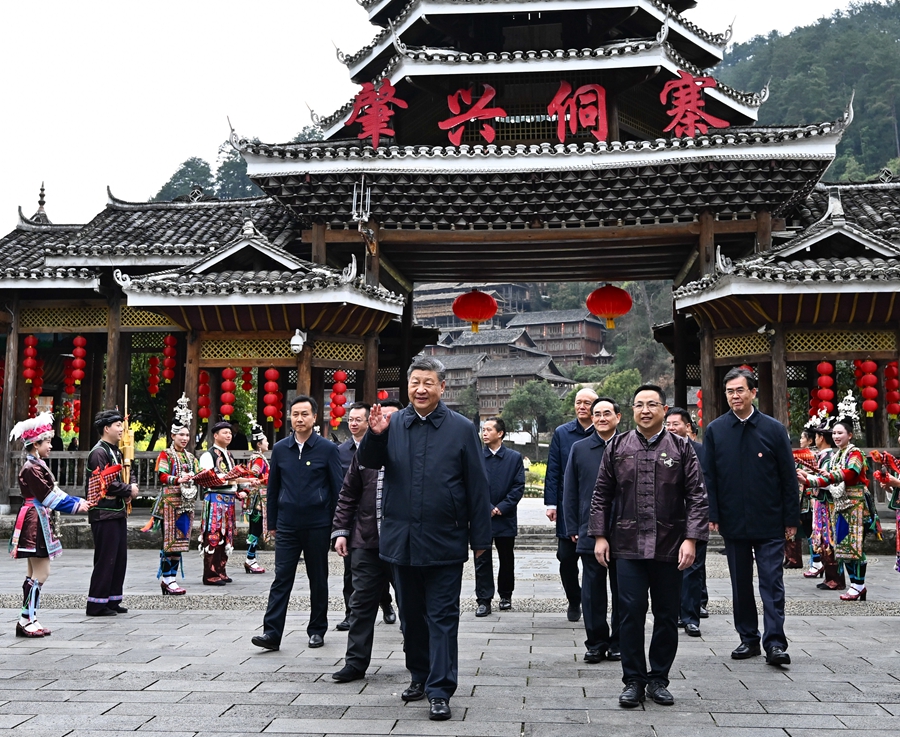 2025年3月17日下午，習近平在黔東南州黎平縣肇興侗寨考察時，在寨門口向身著民族盛裝歡迎的村民揮手致意。新華社記者 燕雁 攝