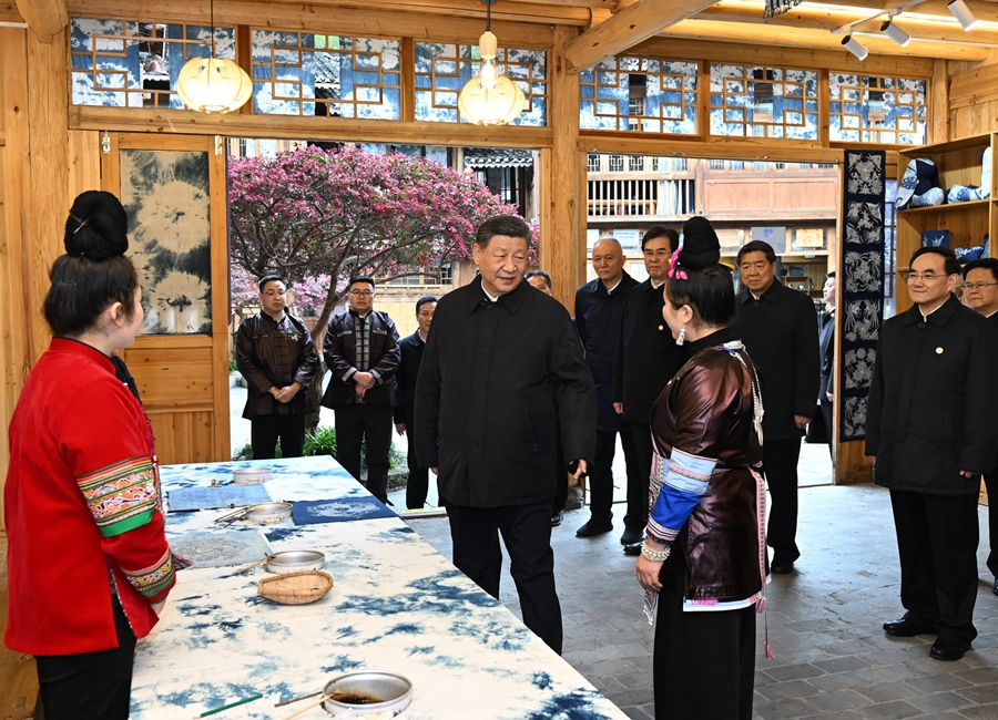 2025年3月17日下午，習近平在黔東南州黎平縣肇興侗寨侗鄉(xiāng)特色產(chǎn)業(yè)基地考察。新華社記者 謝環(huán)馳 攝