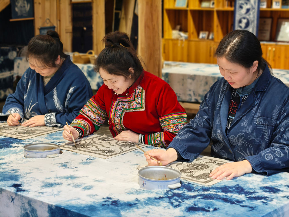 2025年3月14日，村民在肇興侗寨內(nèi)制作蠟染。圖片來源：新華社