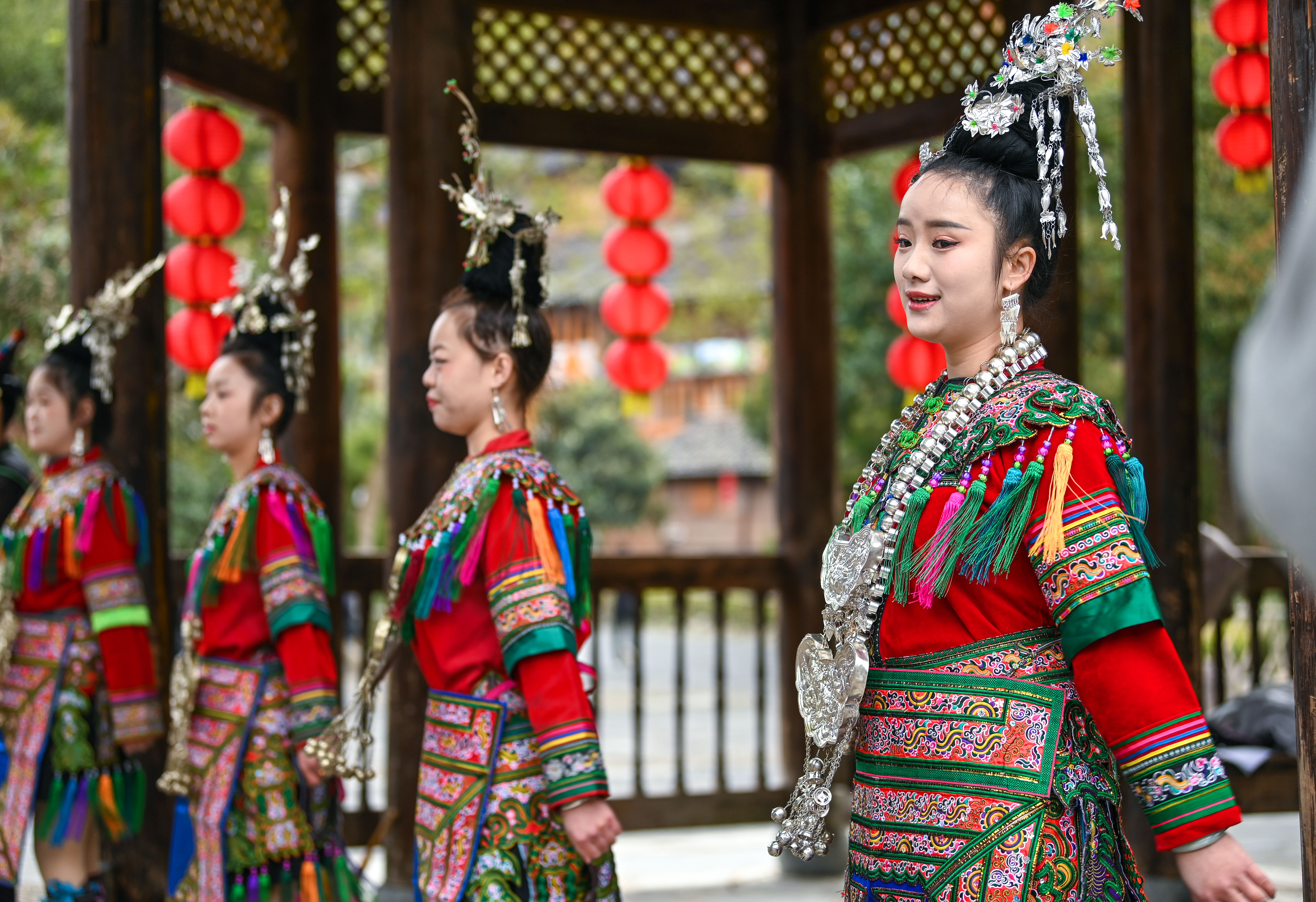  2025年3月18日，侗族群眾在貴州省黎平縣肇興侗寨給游客演唱侗族大歌。
