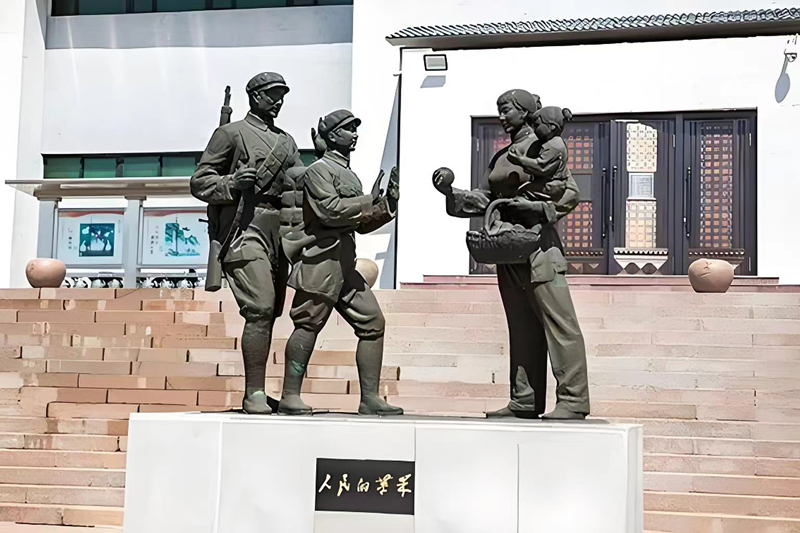 錦州蘋果廉政文化展覽館前的《人民的蘋果》主題雕塑。（由遼沈戰(zhàn)役紀念館供圖）