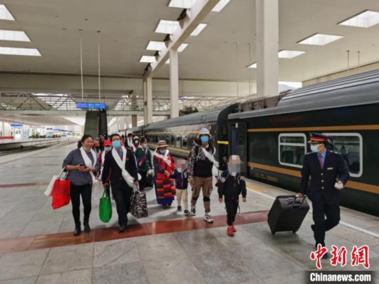圖為拉薩車站工作人員為西藏先心病患兒和陪同人員提供“綠色”接力幫扶，并開通了專門通道，讓他們快速進(jìn)站上車。拉薩車站 供圖